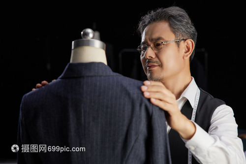 中年服裝設計師調(diào)整服裝版型